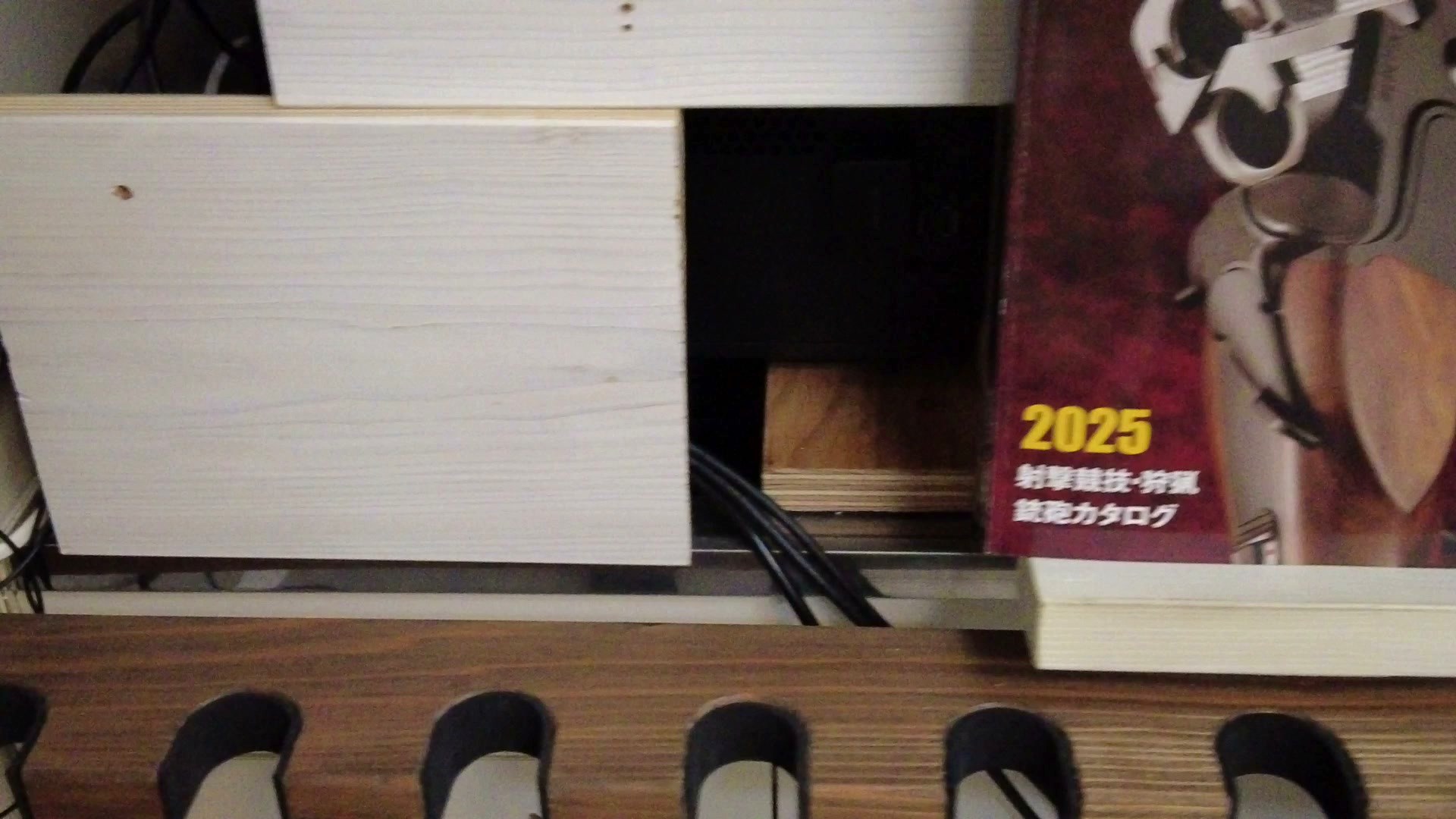 棚に置かれたPCタワー