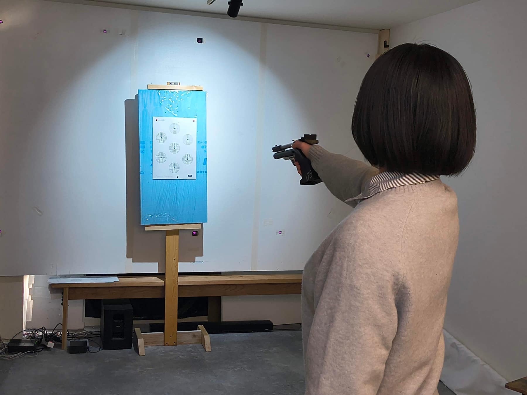本格ピストルで的を狙う来場者
